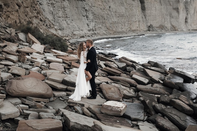 Novia y novio de moda al aire libre