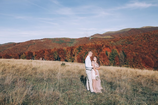 Novia y novio en las montañas