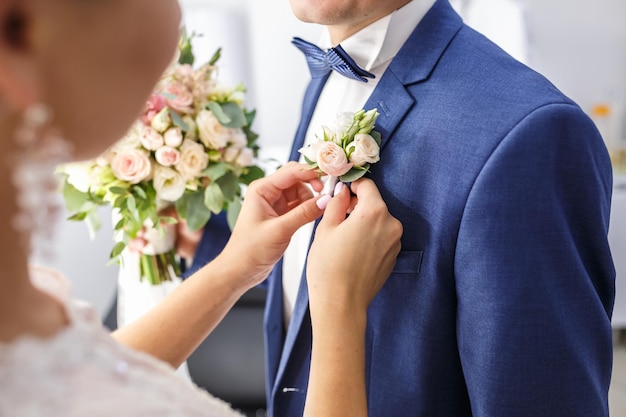 La novia y el novio en la naturaleza Manos de recién casados Día de la boda El mejor día de una pareja joven