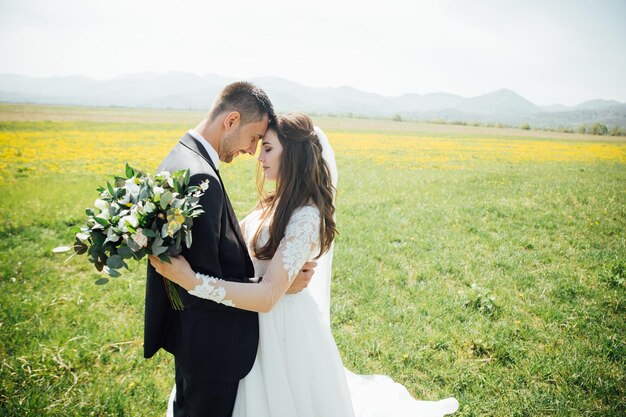 Novia y novio en la naturaleza