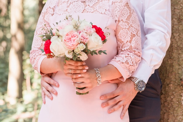 La novia y el novio. La novia tiene un ramo en sus manos