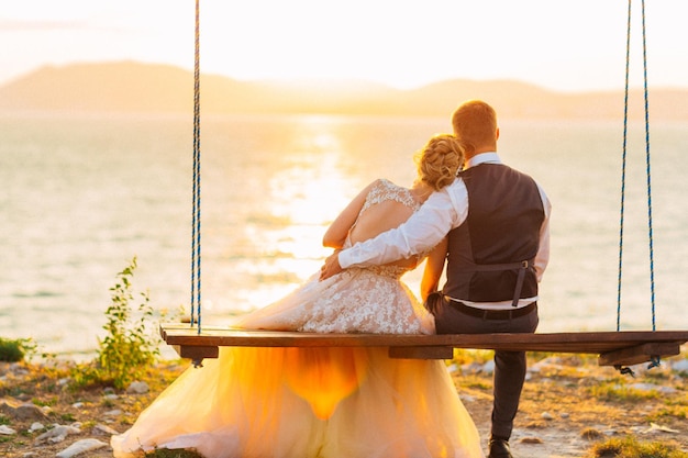 novia y novio, en, ocaso, romántico, pareja casada