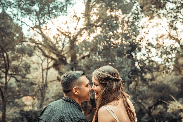 Novia y novio en el paisaje de la naturaleza.