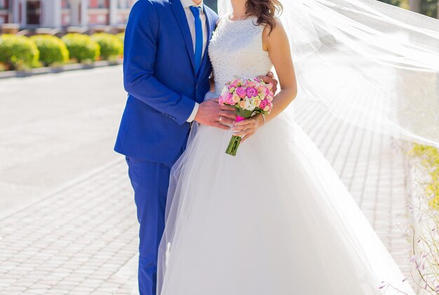 Novia y novio en un parque entre los árboles.