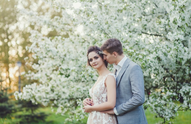 Novia y el novio en un parque de besos.