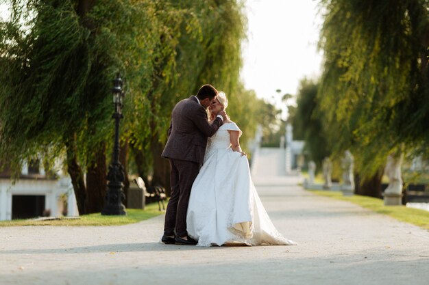 Novia y el novio en el parque en su boda, sesión de fotos.