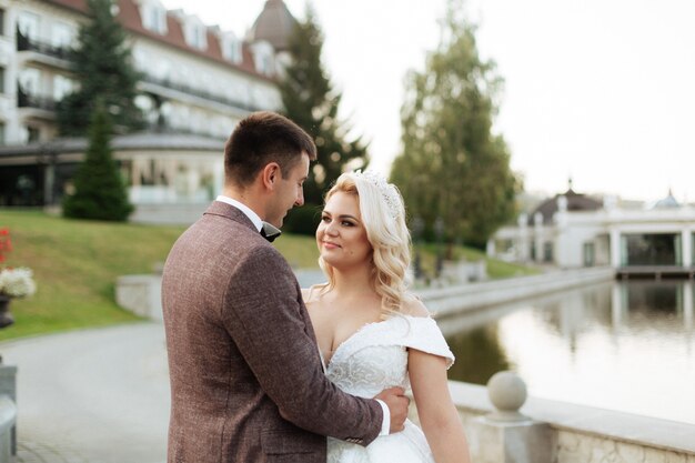 Novia y el novio en el parque en su boda, sesión de fotos.