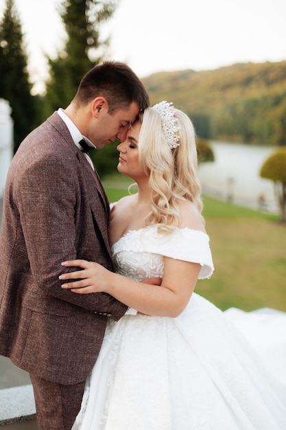 Novia y el novio en el parque en su boda, sesión de fotos.