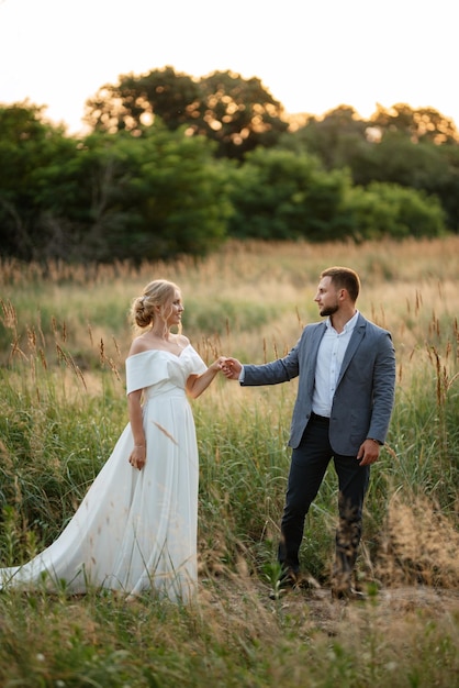 La novia y el novio en un paseo por el bosque