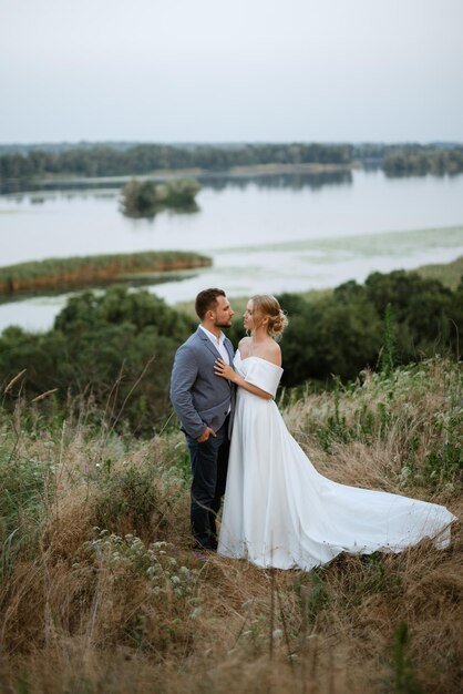 La novia y el novio en un paseo por el bosque