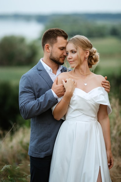 La novia y el novio en un paseo por el bosque