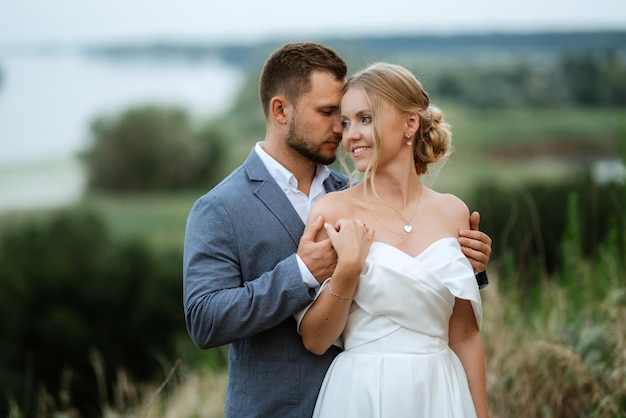 La novia y el novio en un paseo por el bosque