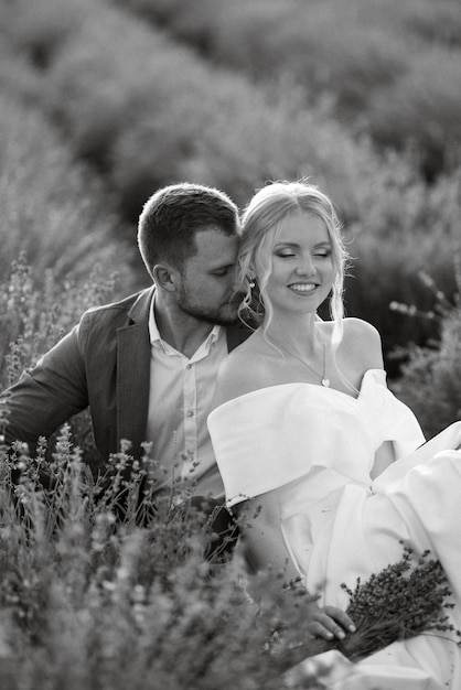 La novia y el novio en un paseo por el campo de lavanda