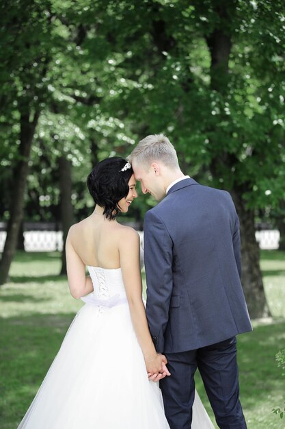 La novia y el novio en un paseo por el parque