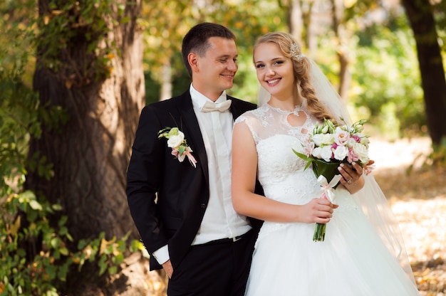 Novia y el novio en el paseo