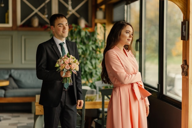 La novia y el novio. La primera reunión de la primera mirada de novios en la mañana en el café.