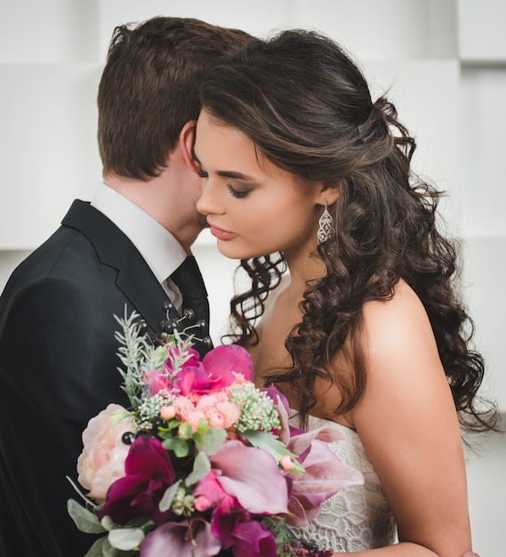 La novia y el novio con ramo de novia listo para boda