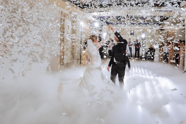 La novia y el novio en la recepción de la boda Todo está casi terminado para la ceremonia de la boda