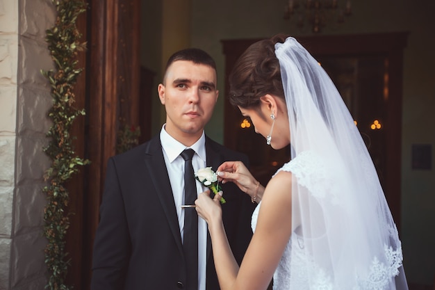 Novia y novio saliendo de la iglesia después de una ceremonia de boda