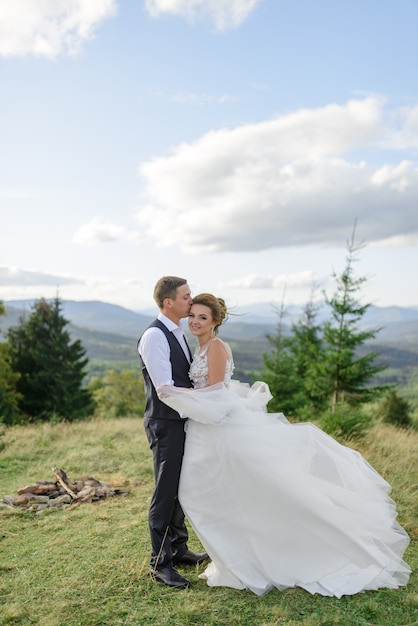 La novia y el novio. Sesión de fotos de boda en el paisaje de montaña.