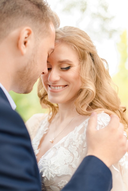 Novia y novio, sonriente