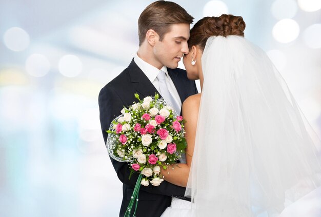 Foto la novia y el novio sosteniendo un elegante ramo durante la ceremonia de la boda