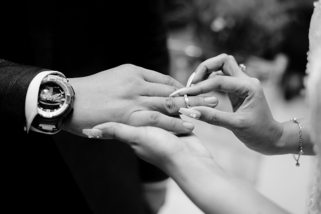 La novia y el novio sosteniendo joyas juntos simbolizando la unidad y el compromiso compartido