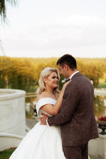 Novia y el novio en su boda, sesión de fotos.