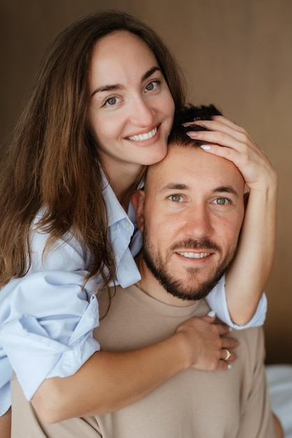 La novia y el novio temprano en la mañana en casa