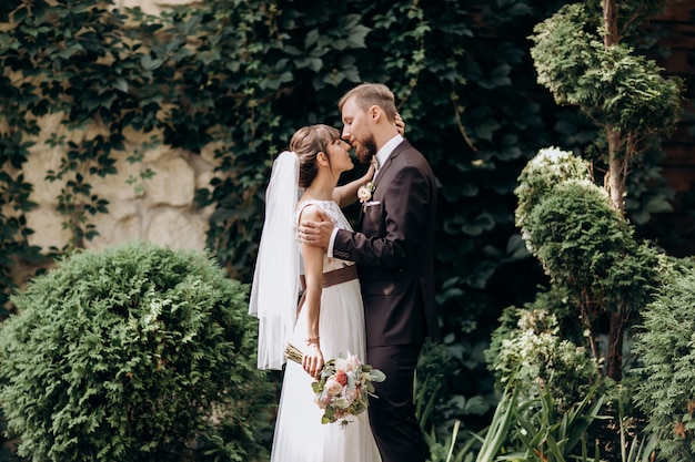 Novia y novio, tierno momento romántico. Pareja caminando el día de su boda