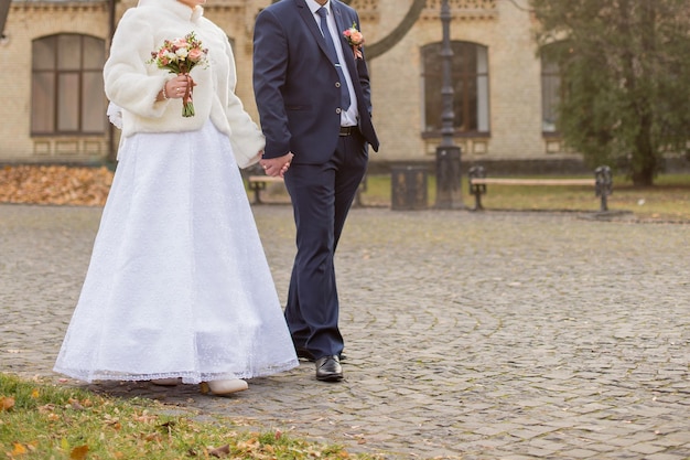 La novia y el novio tomados de la mano en un baile