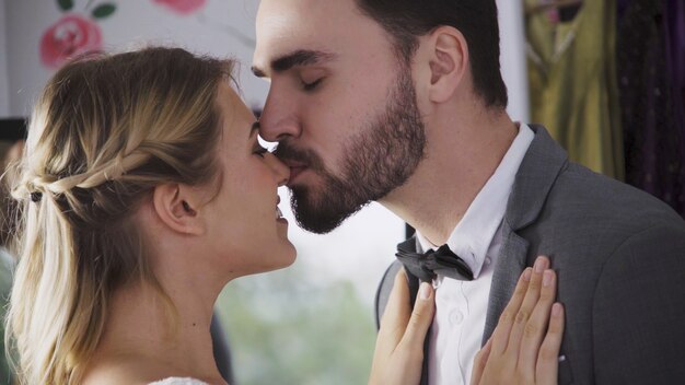 La novia y el novio en traje de novia preparan la ceremonia.