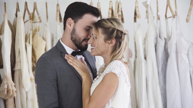 La novia y el novio en traje de novia preparan la ceremonia.