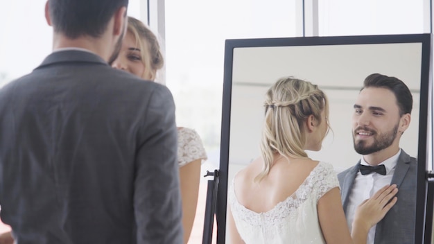 La novia y el novio en traje de novia preparan la ceremonia.