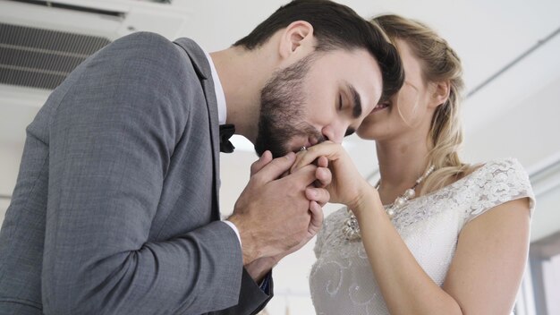 Foto la novia y el novio en traje de novia preparan la ceremonia.