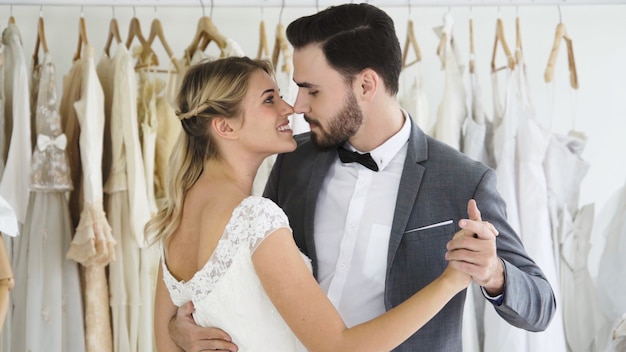 La novia y el novio en traje de novia preparan la ceremonia.