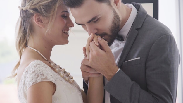 La novia y el novio en traje de novia preparan la ceremonia.