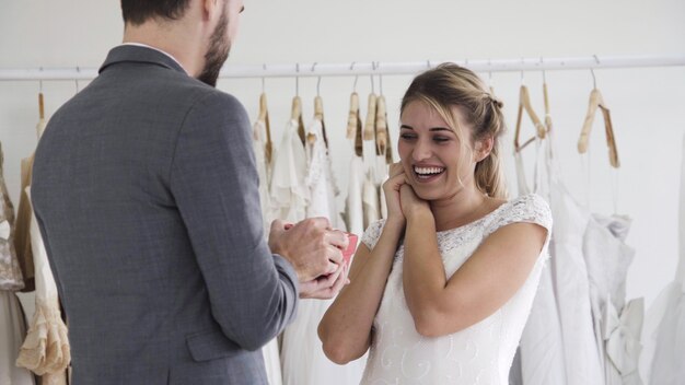 La novia y el novio en traje de novia preparan la ceremonia.