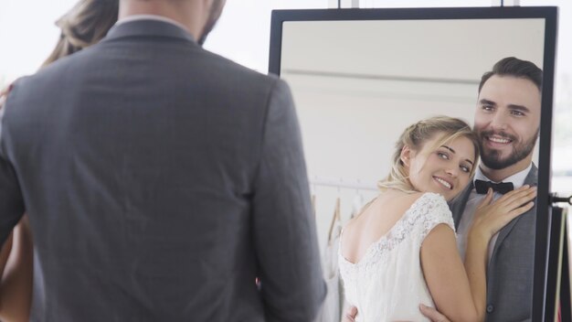 La novia y el novio en traje de novia preparan la ceremonia.