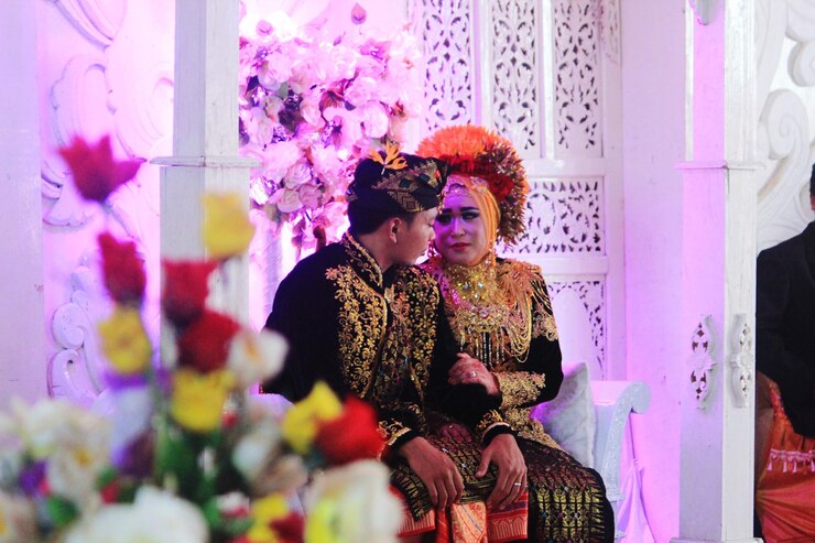 Foto la novia y el novio con vestidos de novia