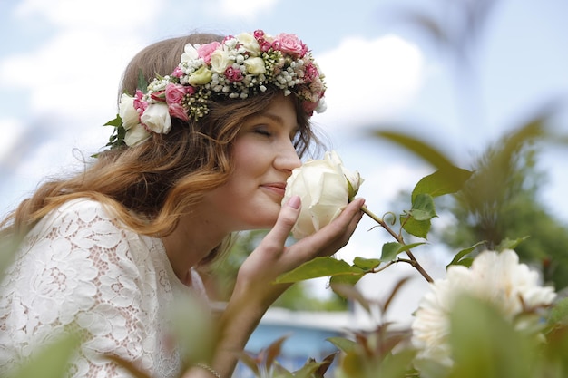 La novia oliendo la rosa