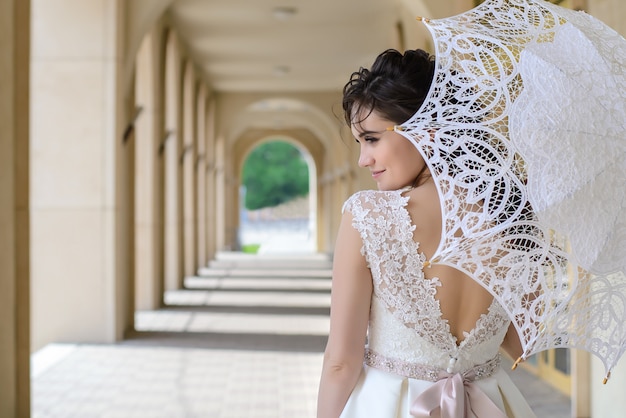 Foto novia con paraguas blanco