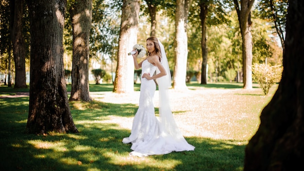 Novia de pie en un bosque