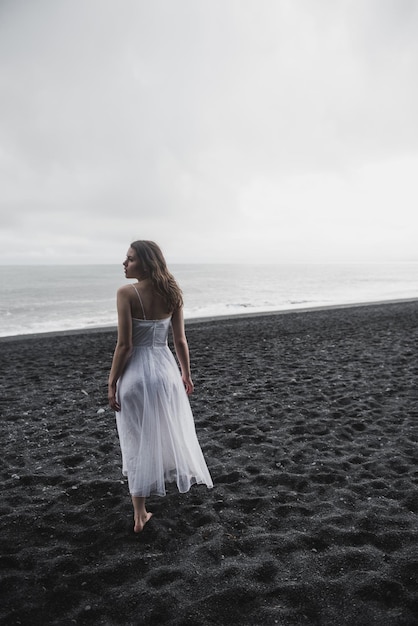 novia en una playa de arena negra en Islandia