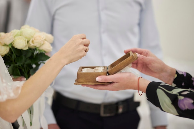 La novia se pone el anillo del novio. Boda El concepto de una celebración de boda