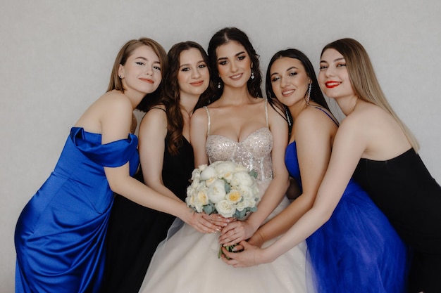 Foto una novia posa con sus damas de honor y su ramo