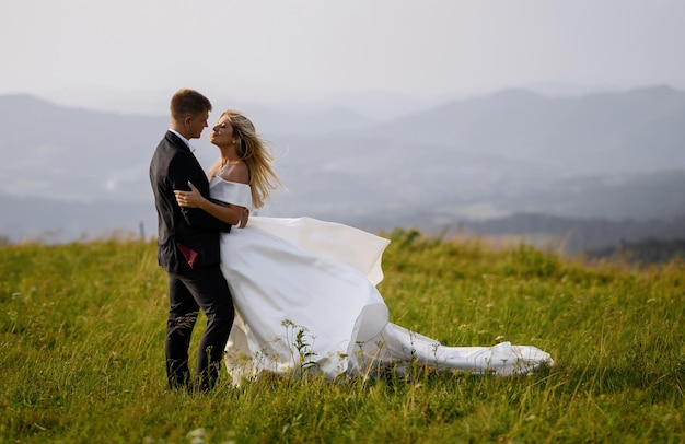 novia, posar, en, montañas, plano de fondo