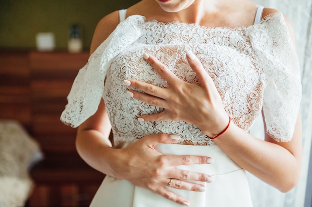 Foto novia probándose su vestido