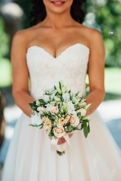 Novia con ramo de boda en ceremonia