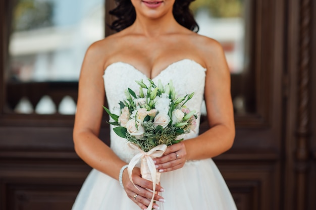 Novia con ramo de boda en ceremonia